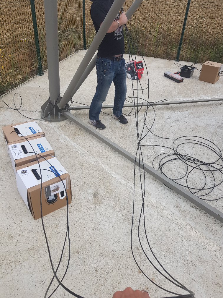 Antenne radio installée sur un toit
